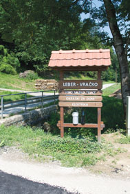 Usmerjevalna tabla pred prihodom na kmetijo kmetija_leber_vracko(23)