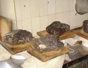 Krnska_siri1 Izdelava sirov na planini Duplje - modele obtežijo s kamni